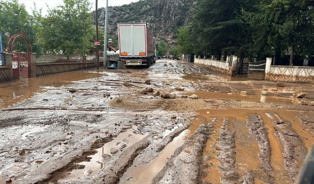 Antalya'nın Elmalı ilçesinde sağanak etkili oldu