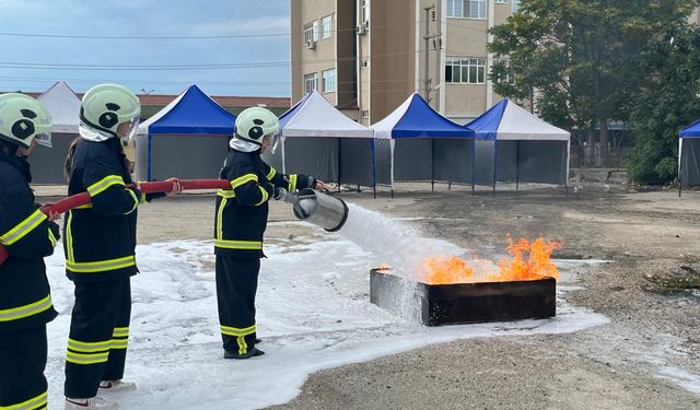 Burdur'da Erasmus öğrencilerine yangın söndürme eğitimi verildi