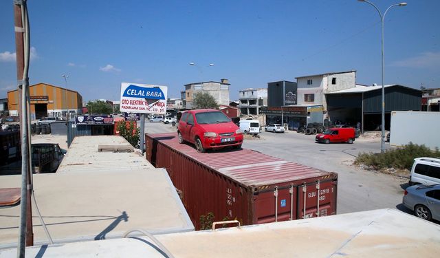 Dede hatırası atıl aracı korumak için konteynerin üstüne yerleştirdi