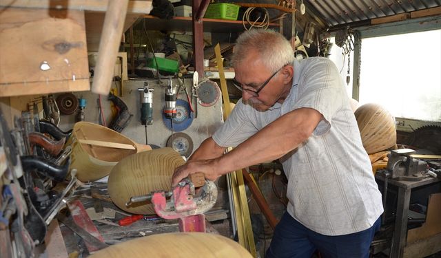 Depremde atölyesi yıkılan saz ustası, evinin bahçesindeki atölyede üretimini sürdürüyor