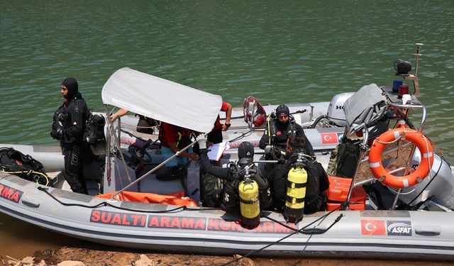 Adana'da göle düşen helikopter sudan çıkarıldı