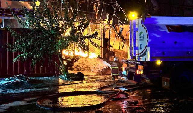 Hatay'da lastik deposunda çıkan yangın kontrol altına alındı