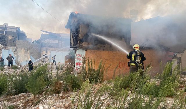 Hatay'da 2 katlı boş binada çıkan yangın söndürüldü