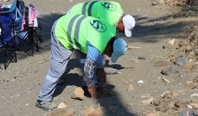 Hatay'da belediye ekipleri, kaybolan anne yadigarı yüzüğün bulunması için çalışıyor