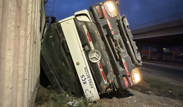 Hatay'da freni patlayan beton pompası devrildi