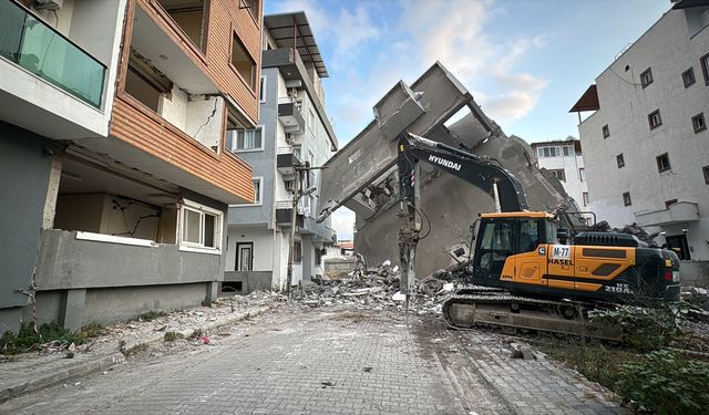 Hatay’da kontrollü yıkımına başlanan 5 katlı bina yan yattı