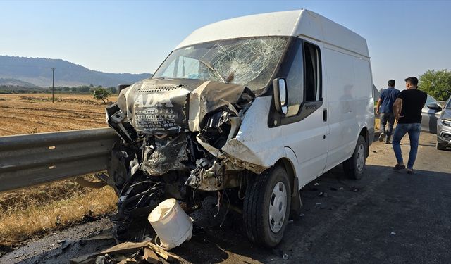 Hatay'da traktörle panelvan çarpıştı, 1 kişi öldü, 2 kişi yaralandı