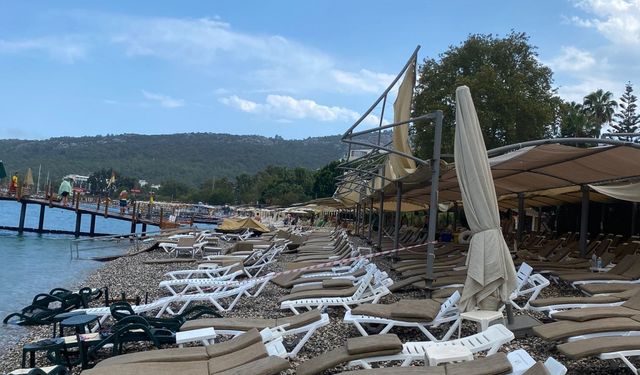 Kemer'de kuvvetli fırtına şezlong ve şemsiyeleri uçurdu