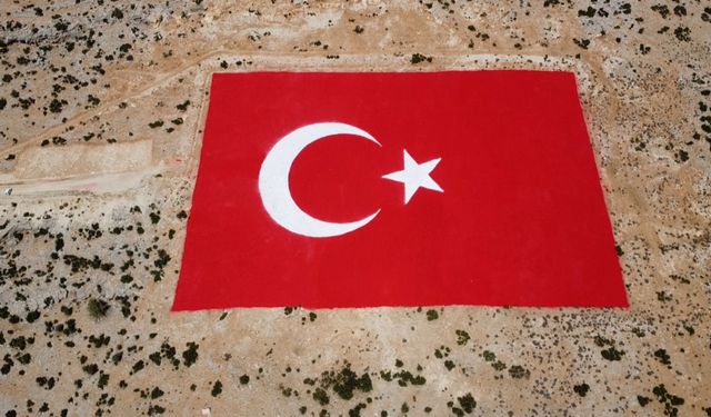 Mersin'de araziye yapılan Türk bayrağı yeniden boyandı