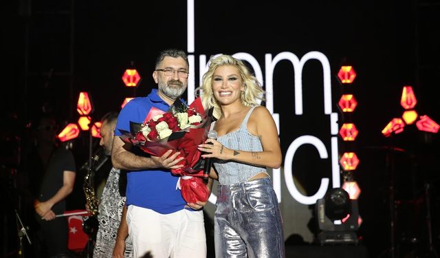 Şarkıcı İrem Derici, Serik'te konser verdi