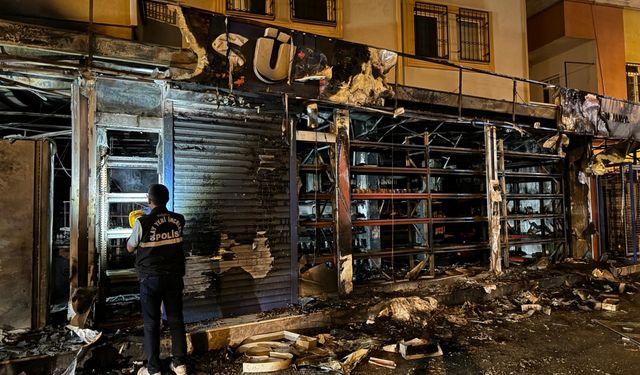 Tarsus'ta markette çıkan yangın söndürüldü