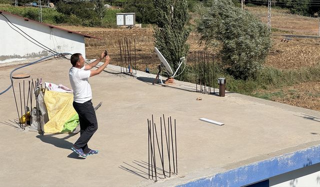 Türkoğlu ilçesinin bazı mahallelerinde telefonla konuşmak isteyenler yüksek yerlere çıkıyor