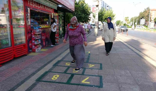 7’den 70’e her yaştan vatandaş ’sek sek’ oynayarak geçiyor