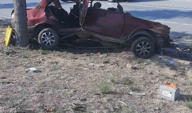 Ağaca çarpıp hurdaya dönen TOFAŞ’tan sağ çıkamadı