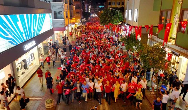 Alanya’da 30 Ağustos Zafer Bayramı fener alayıyla kutlandı