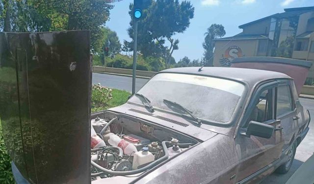 Alanya’da seyir halindeki otomobilde yangın paniği