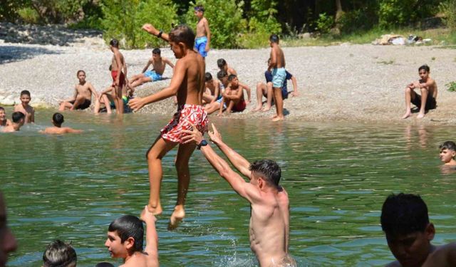 Antalya’da sıcaktan bunalan çocuklar Üzümdere Irmağında biriken gölette serinledi