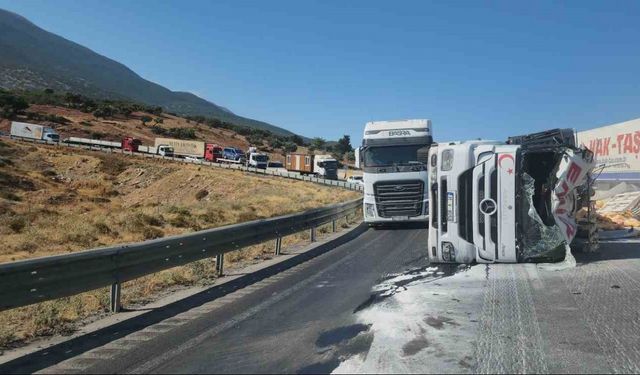 Devrilen tırdan onlarca çimento torbası yola savruldu