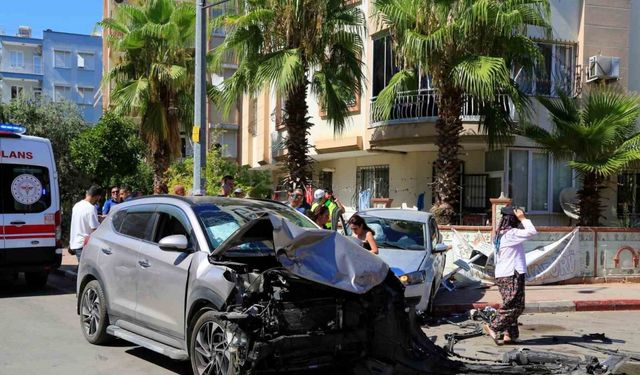 İki otomobil kavşakta çarpıştı, sürücüler hava yastığı sayesinde kazayı sıyrıklarla atlattı