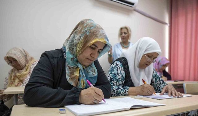 Kadınlar okuma-yazma öğreniyor