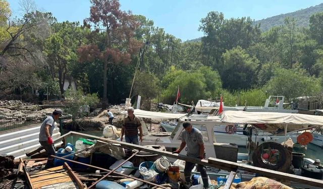 Kemer Balıkçı Barınağı’ndaki kaçak yapılar kaldırıldı