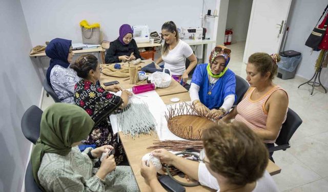 Mersin Büyükşehir Belediyesinin meslek edindirme kursları ilgi görüyor