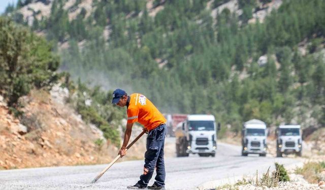 Mersin’in kırsal bölgelerinde yol çalışmaları sürüyor