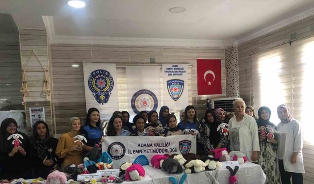 Polis “Amigurami ve Dolgu Bebek” kursunda 30 öğrenciyi eğitti