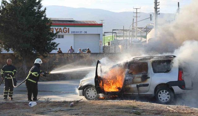 Seyir halindeyken alevlere teslim olan otomobil paniğe neden oldu