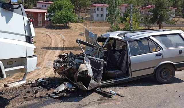 Tarsus’ta kamyon ile otomobil kafa kafaya çarpıştı: 1 yaralı