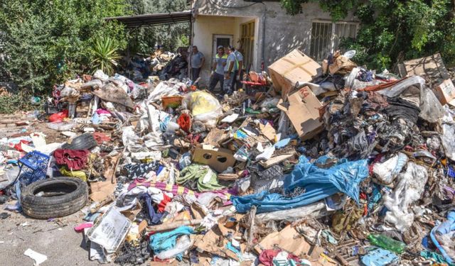 Kötü koku yayılan 2 evin bahçesinden 12 kamyon çöp çıktı