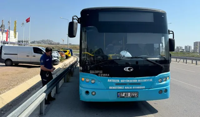 Antalya'da halk otobüsünde şoförle tartışan yolcu anahtarı alıp kaçtı