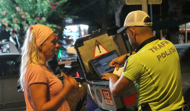 Antalya'da kasksız motosiklet sürücülerine yakın takip