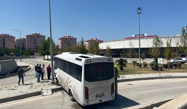 Freni Arızalanan Midibüs Otobüs Terminali Araç Giriş Yoluna Düştü: 15 Yaralı