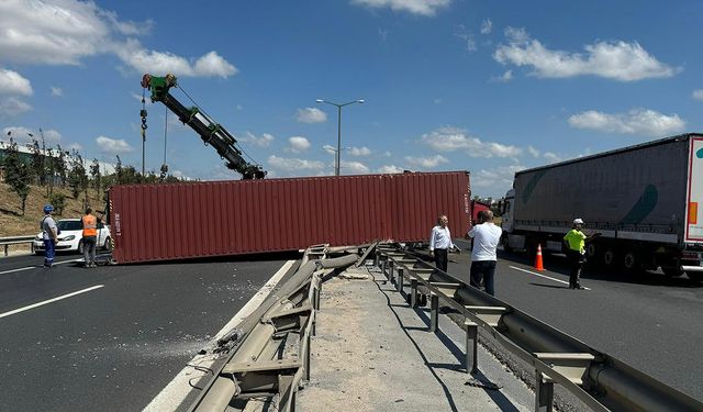 TEM'de devrilen tır trafiği aksattı