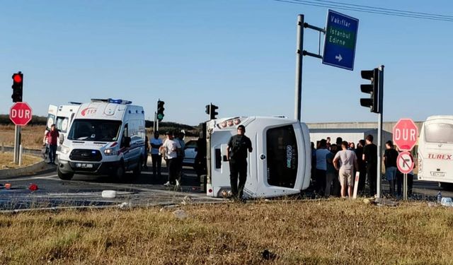 Tekirdağ'da işçileri taşıyan midibüs ile hafif ticari araç çarpıştı: 12 yaralı