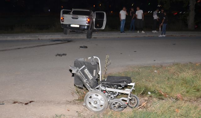 Elbistan'da Kamyonetin Çarptığı Akülü Tekerlekli Sandalyelerdeki 3 Kişiden Biri Öldü