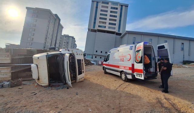 Kahramanmaraş’ta hafriyat kamyonu devrildi