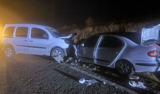 Elbistan'da Ticari Araç ile Otomobil Çarpıştı: 11 Yaralı