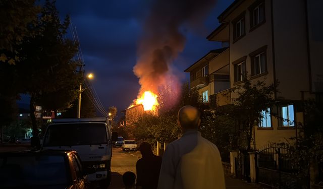 Bolu'da çatısına yıldırım düşen apartmanda yangın çıktı