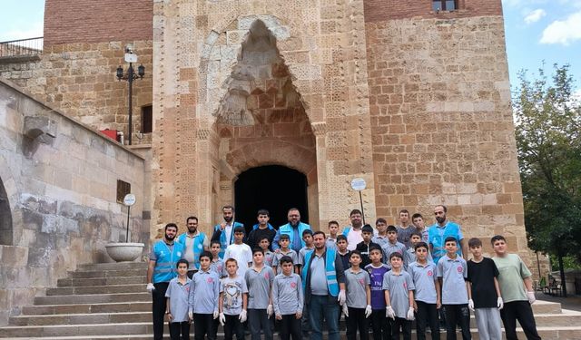 Afşin'de Genç Hafızlar, Ashab-ı Kehf'te Temizlik Yaptı