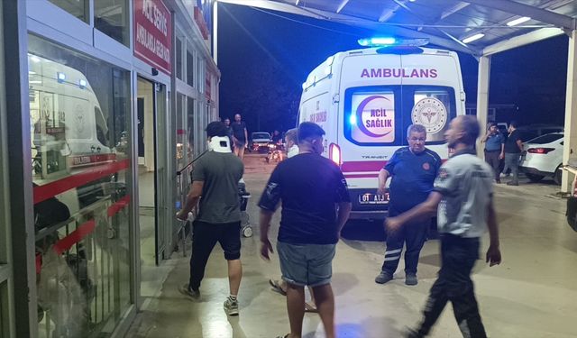 Adana'da 2 otomobil çarpıştı 6 kişi yaralandı