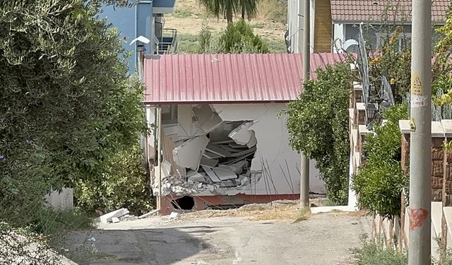 Adana'da çöp kamyonunun çarptığı evdeki bir kişi yaralandı