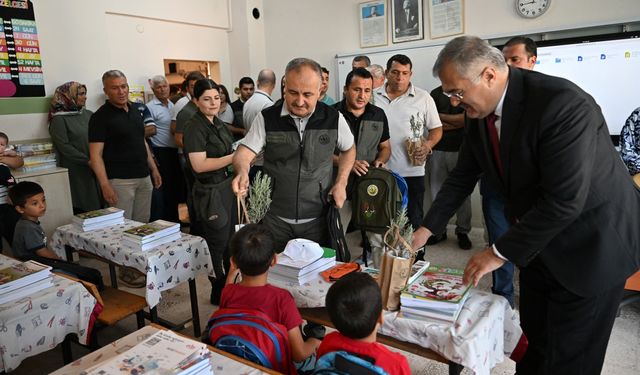 Adana'da dersbaşı yapan öğrencilere fidan ve kırtasiye hediyesi