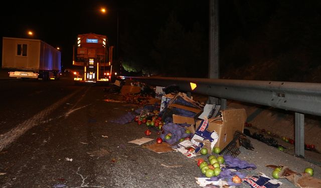 Adana'da iki araç rampayı çıktığı sırada geri geri giden tırla çarpıştı