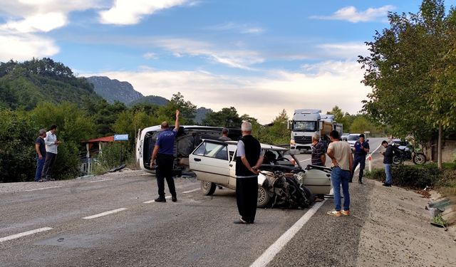 Adana'da iki otomobilin çarpıştığı kazada 1'i bebek 4 kişi yaralandı