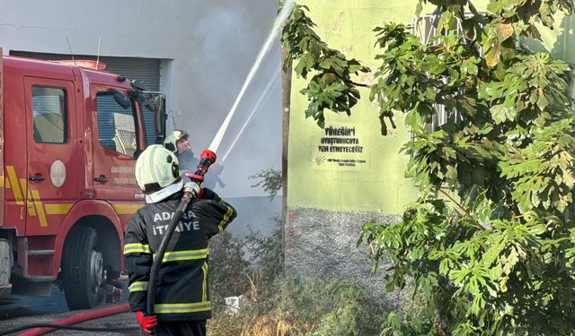 Adana'da mobilya imalathanesinde çıkan yangın söndürüldü