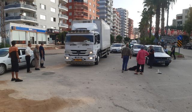 Adana'da otomobilin yaşlı kadına çarpması güvenlik kamerasında