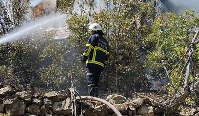 Adana'da yangın çıkan ev hasar gördü