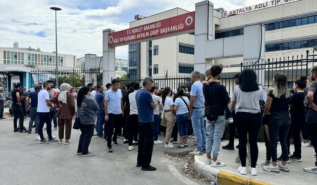 Antalya'da bariyerlere çarpan motosikletteki 2 kişi öldü